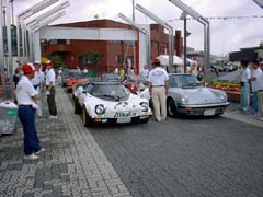 会場入りする名車達